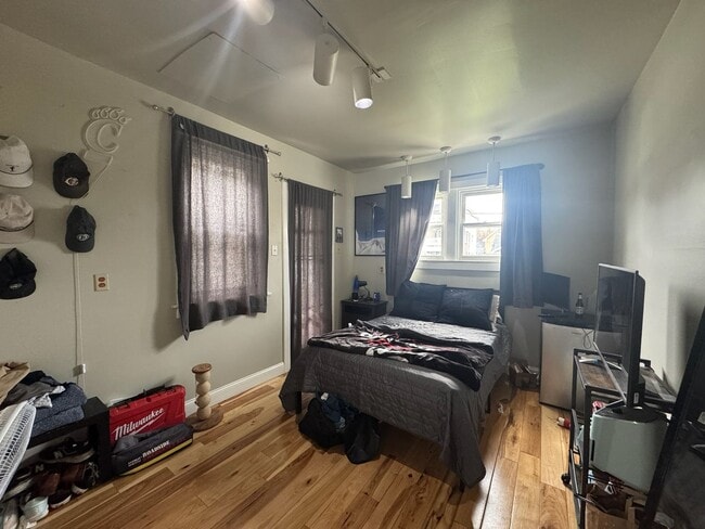 Building Photo - 6 bed/2 bath on Probasco St., Mins. from UC for Only $700/pp ($4200/mo)!