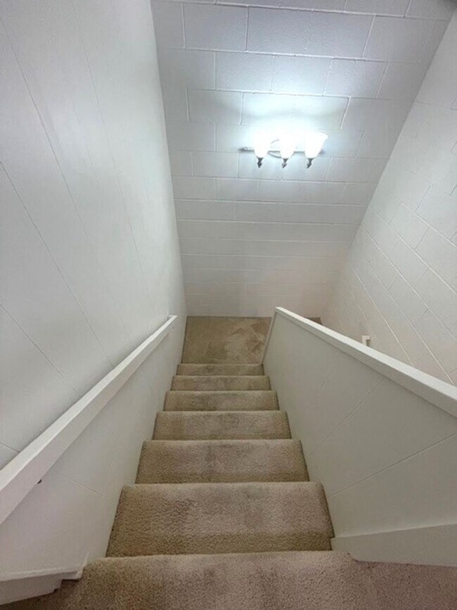 Building Photo - 4 bed/ 2 bath Townhome in Makakilo, Utilit...