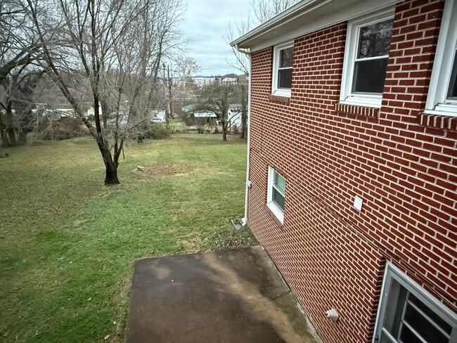 Building Photo - Updated 4BR Home with Finished Basement & Level Yard