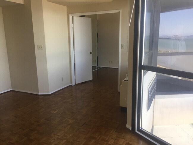 Building Photo - Enjoy sweeping views of the bay and Golden...
