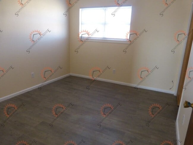 Building Photo - 3 Bed 2 Bath - Close to Clovis High
