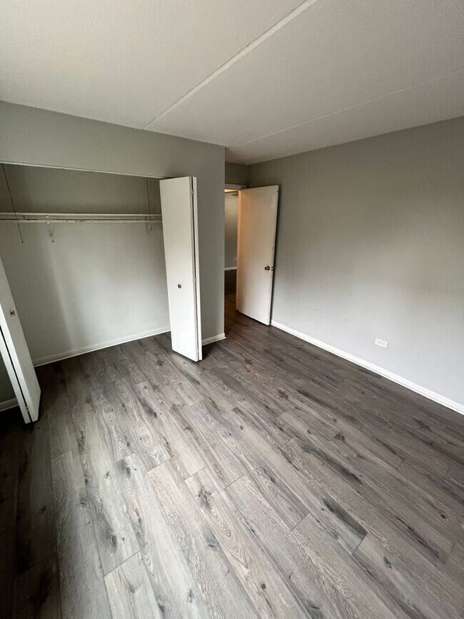 Building Photo - 170 E Lake St