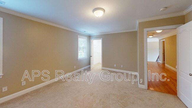 Building Photo - 2140 Rossmore Rd