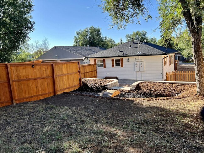 Building Photo - 220 W Ramona Ave