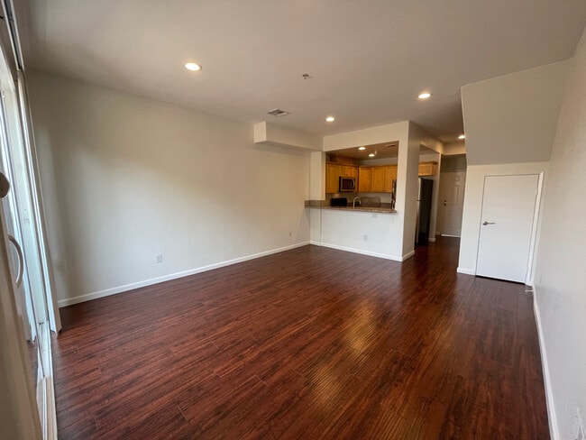 LIvingroom -2 - 5330 Satsuma Ave