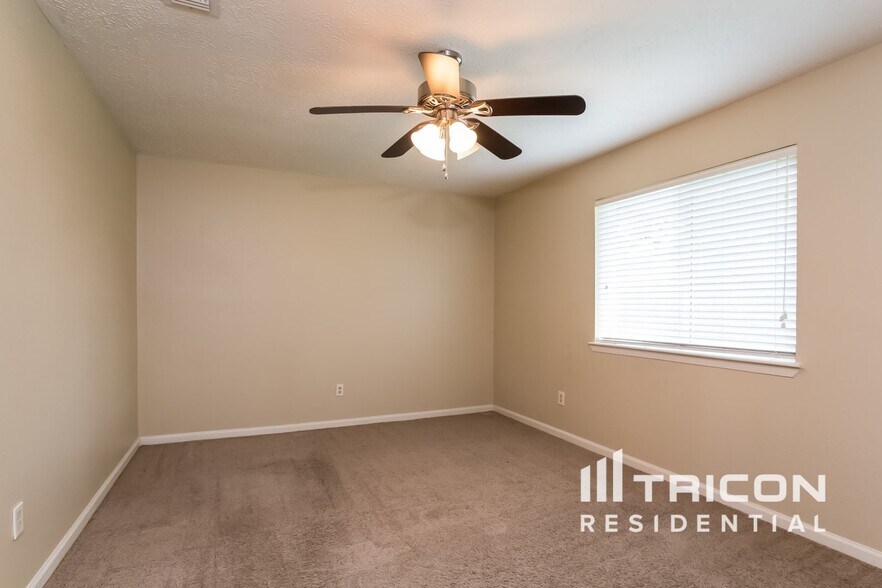Building Photo - 10111 Enchanted Stone Dr