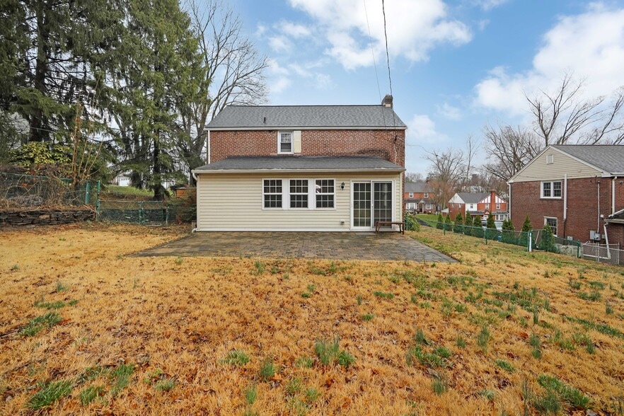 Building Photo - 204 Greenbriar Ln