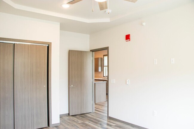 Building Photo - Spacious Corner 1 Bed!