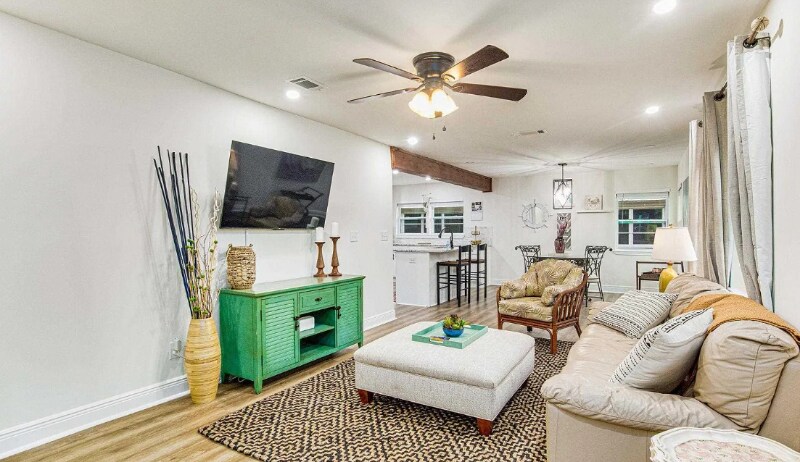 Building Photo - 814 W Gonzalez St