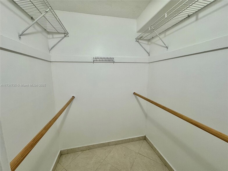 Building Photo - 400 Kings Point Dr