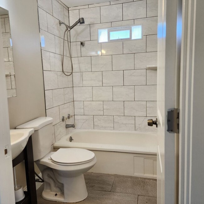 Building Photo - Cute 2 bed Warren with 1.5 car garage