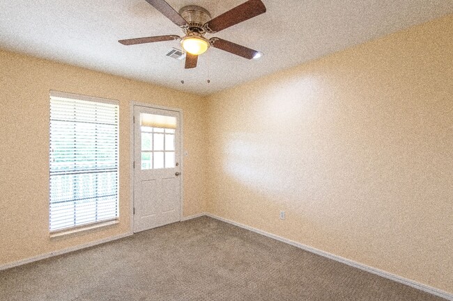 Building Photo - 613 Doe Trail