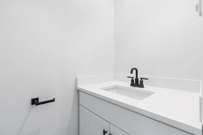 Building Photo - 13 Legacy Ln