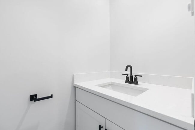 Building Photo - 3 Legacy Ln