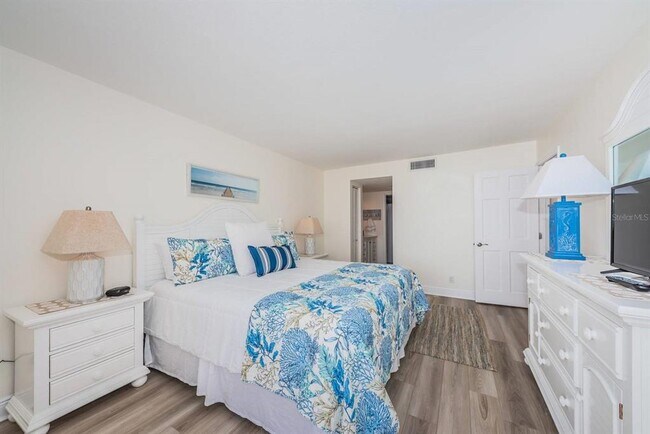 Building Photo - 6357 Bahia Del Mar Blvd S