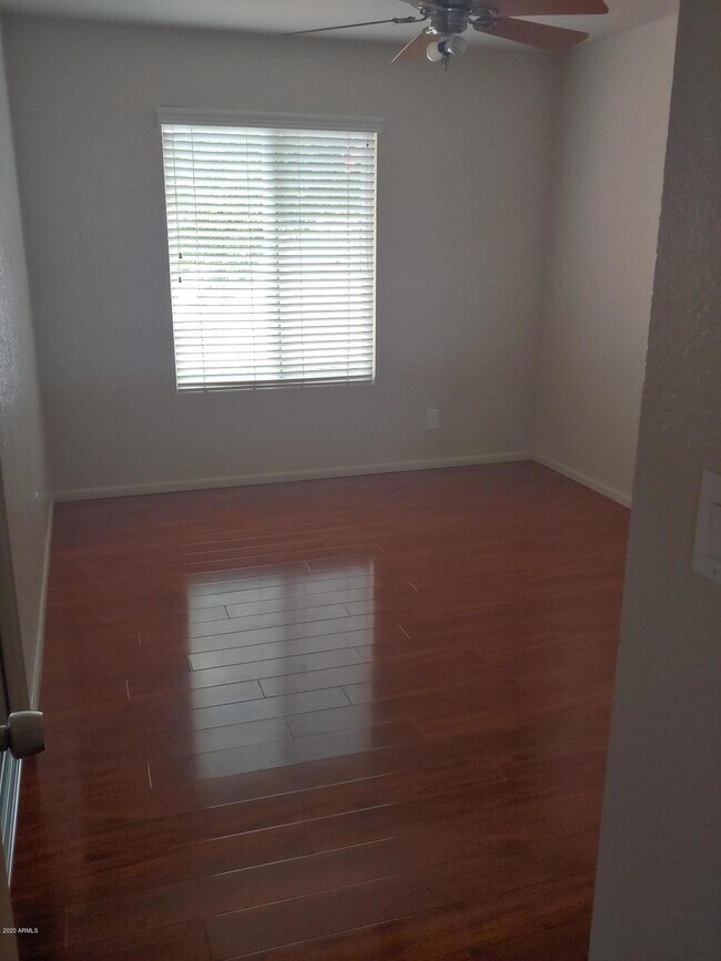 Building Photo - 568 W Caroline Ln