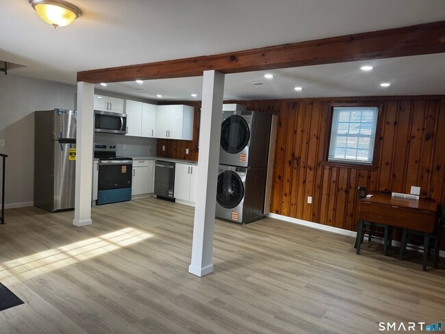 Building Photo - 352 Hotchkiss Rd