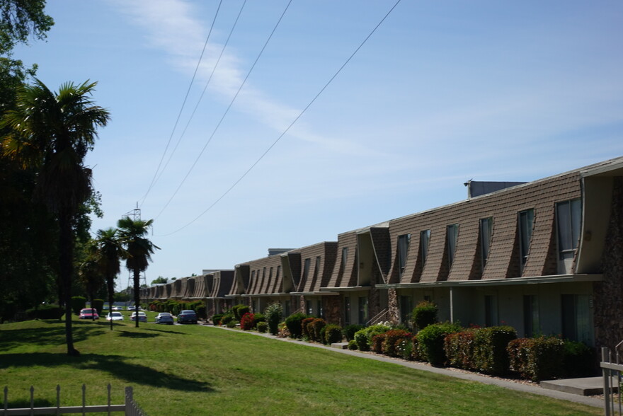 Primary Photo - Stonegate Apartments