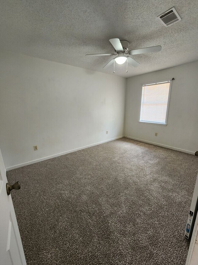 Building Photo - 1102 Tomahawk Trail