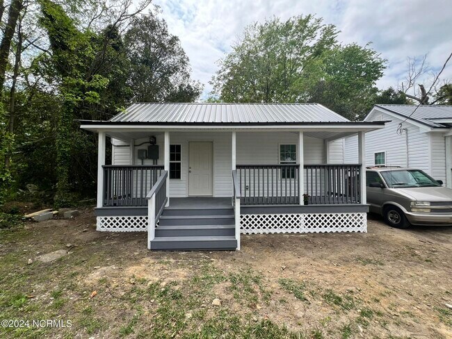 Building Photo - 112 E Dewey St