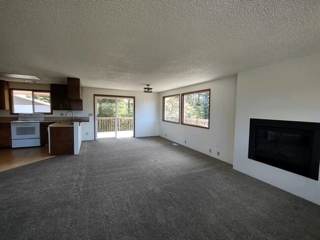 Building Photo - Large 2+ bedroom 2.5 bath home with large ...