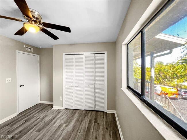 Building Photo - 4530 SW 10th Ave