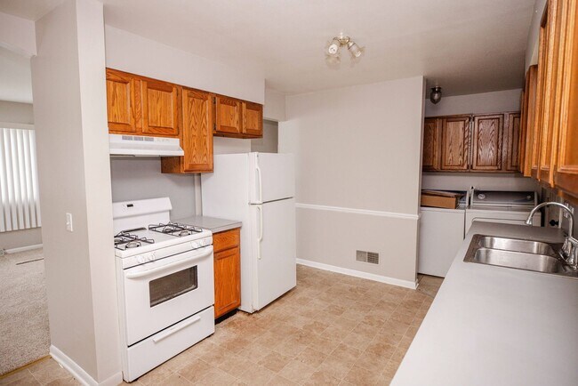 Building Photo - Nice ranch style three bedroom home in washington local schools