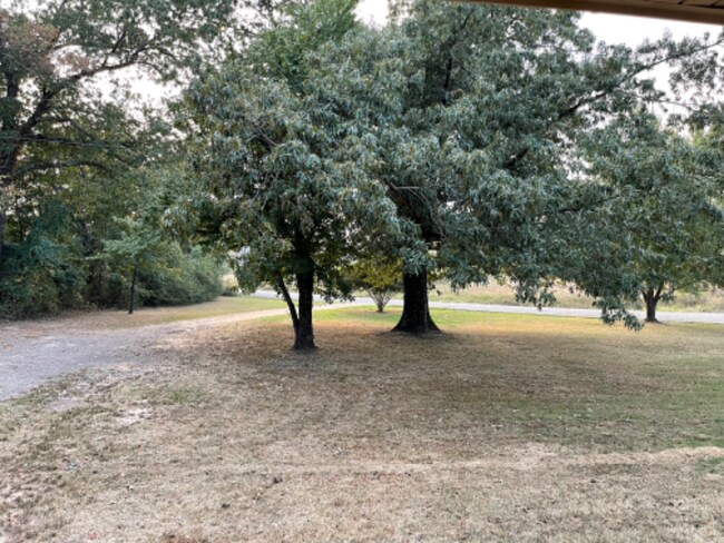 Building Photo - 722 Walnut Rd