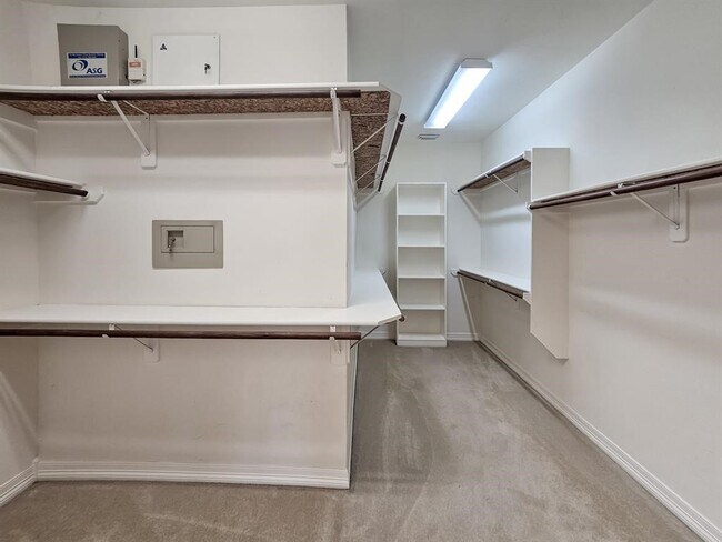 Building Photo - 6010 Serrano Terrace Ln