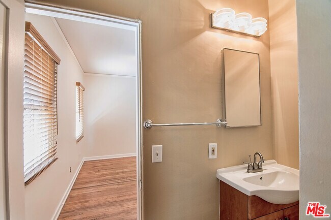 Building Photo - 1071 Cloverdale Ave