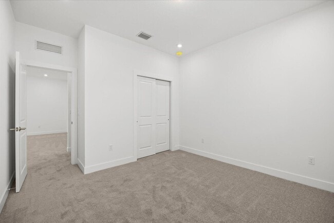 Building Photo - 890 SW Newfield Ave