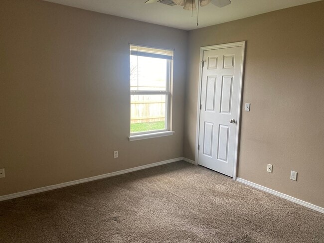 Building Photo - 3 Bedroom 2 Bath Duplex