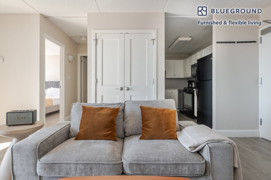 Building Photo - 812 Memorial Dr