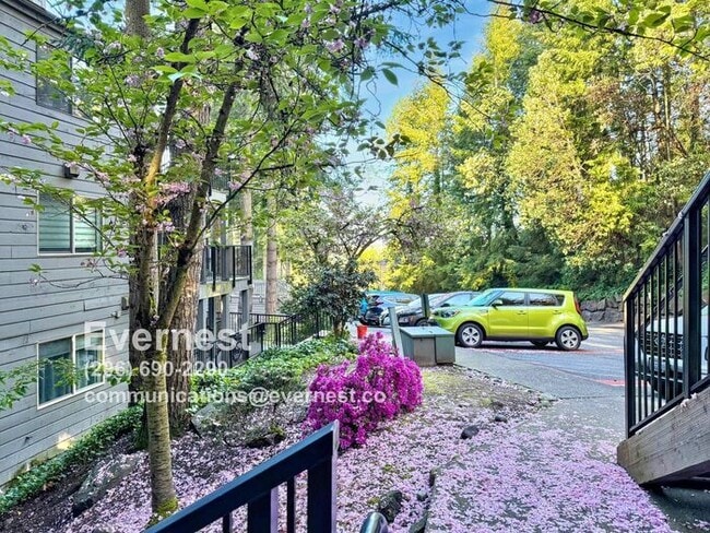 Building Photo - 3-Bedroom, 2-Bath Home in Convenient Locat...