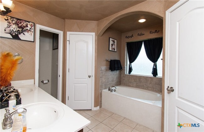 Building Photo - 305 Hedy Dr