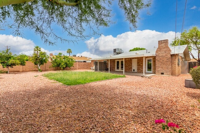 Building Photo - COMING SOON! Beautifully Remodeled 3 bedro...