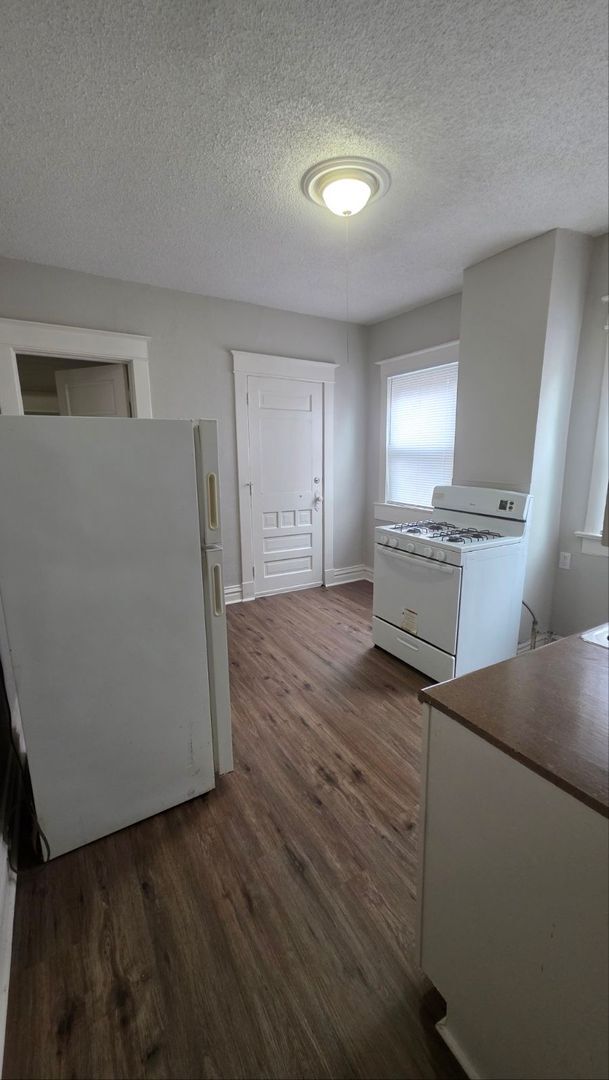 Building Photo - 3 BR/1BA | Newly Renovated Single Family Home | Great backyard | In Kansas City!