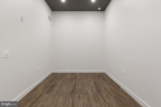 Building Photo - 525 N 41st St