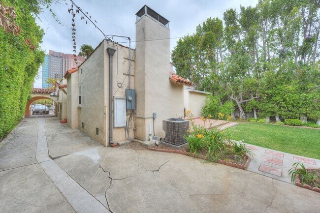 Building Photo - Welcome to this beautifully updated Spanis...