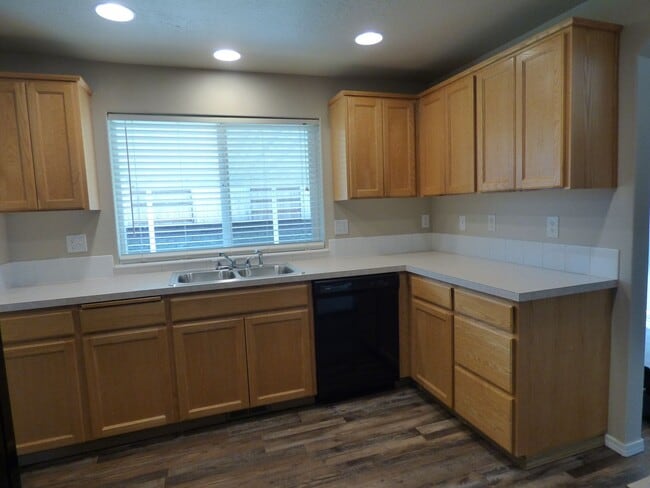 Building Photo - 3 bed 2.5 bath House in Stayton!! Close to...