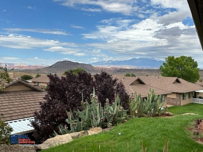 Building Photo - Legacy Townhome