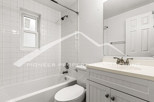 Building Photo - Spacious Home with Washer/Dryer and Fenced Yard