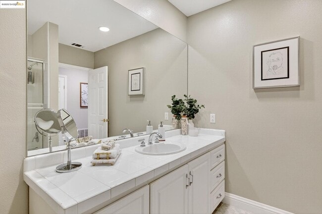 Building Photo - Four Bedroom Home with Panoramic Views