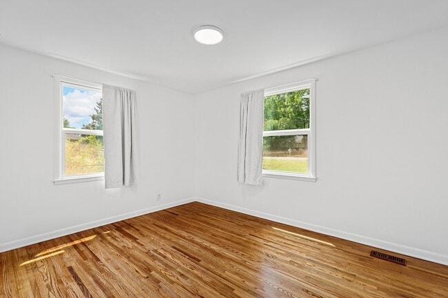 Building Photo - 2118 Crystal Dr