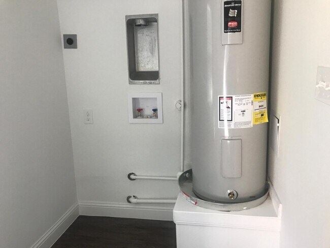 Building Photo - 904 N Bush Ave