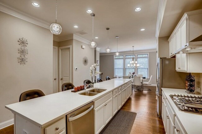 Building Photo - 2359 Montford Pl