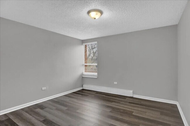 Building Photo - Beautifully Updated 1 Bed/1 Bath Apartment...