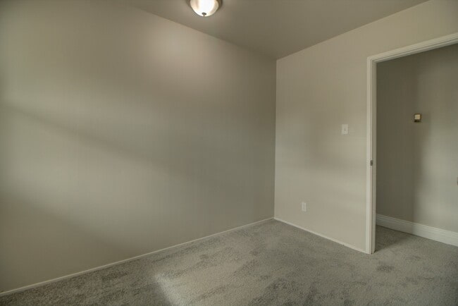 Building Photo - Pet Friendly Kearns Home