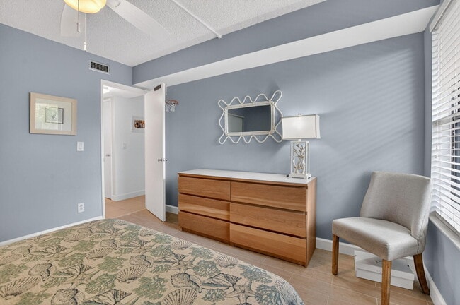 Building Photo - 5851 Camino Del Sol