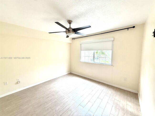 Building Photo - 2039 SE 10th Ave